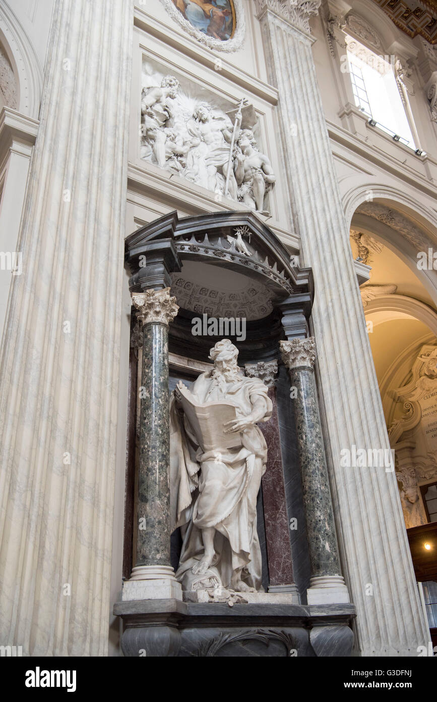 Italien, Rom, Päpstliche Erzbasilika San Giovanni in Laterano (auch Lateranbasilika), statua des Apostel Matthäus Hauptschiff im Foto Stock
