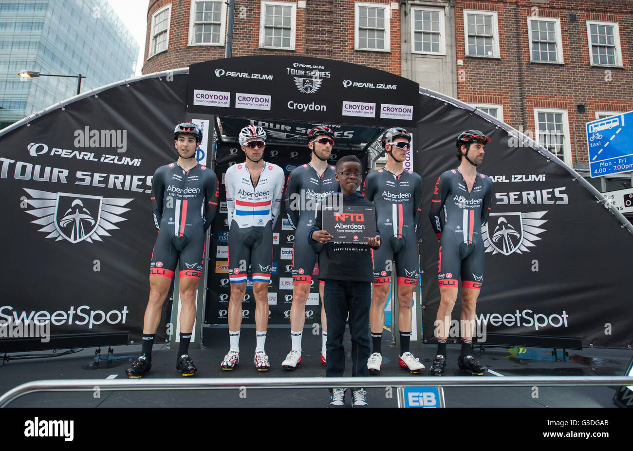 Croydon, Londra, Regno Unito. Il 7 giugno 2016. Pearl Izumi Tour round della serie 9 serata corsa attraverso il centro di Croydon. Foto Stock