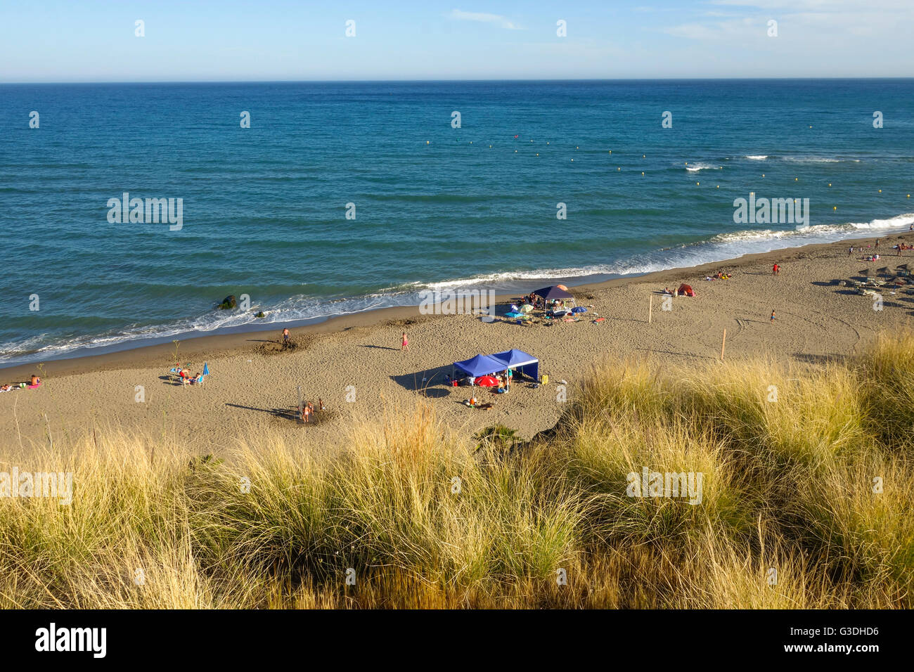 Vista aerea della spiaggia costiera a Fuengirola. Durante la bassa stagione. Costa del Sol, Andalusia, Spagna. Foto Stock