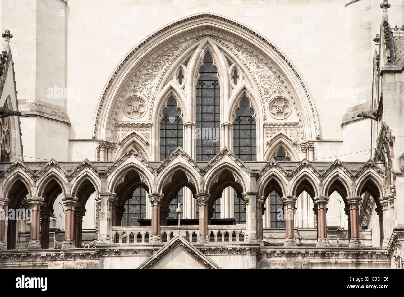 Dettaglio della Royal Courts of Justice, (tribunali) esterne anteriori della corte la costruzione di Londra. Foto Stock