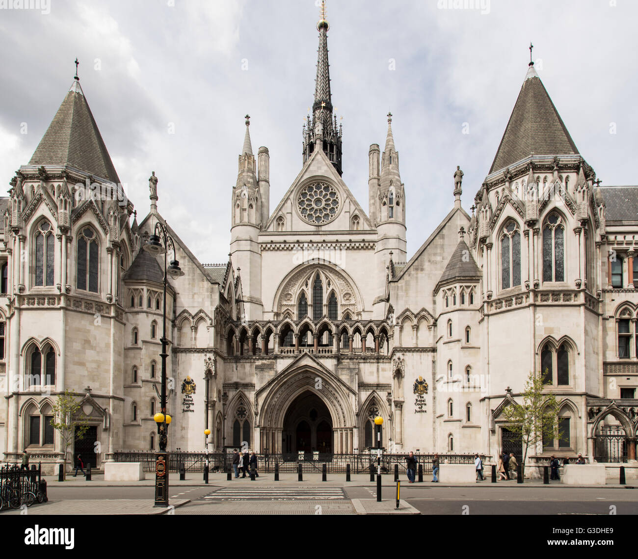 Royal Courts of Justice, (tribunali) esterne anteriori della corte la costruzione di Londra. Foto Stock