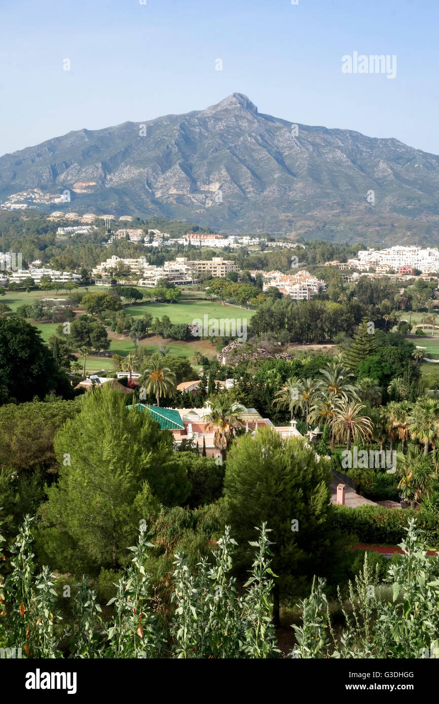 Affacciato sul campo da golf di Marbella, con la Concha mountain in background, Marbella, Andalusia, Spagna. Foto Stock
