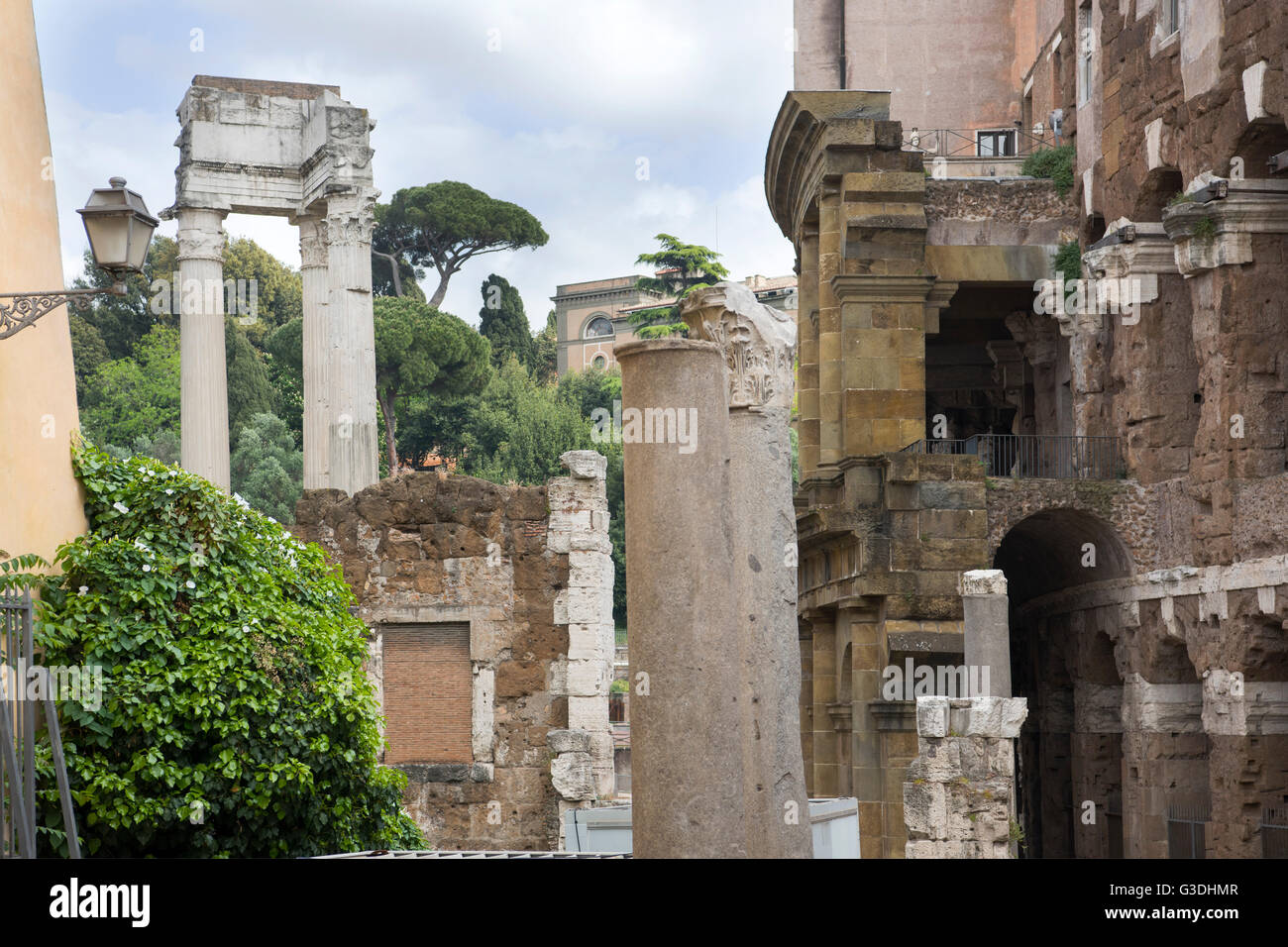 Italien, Rom, Tempel des Apollo Sosianus (Apollotempel), rechts das Marcellustheater Foto Stock