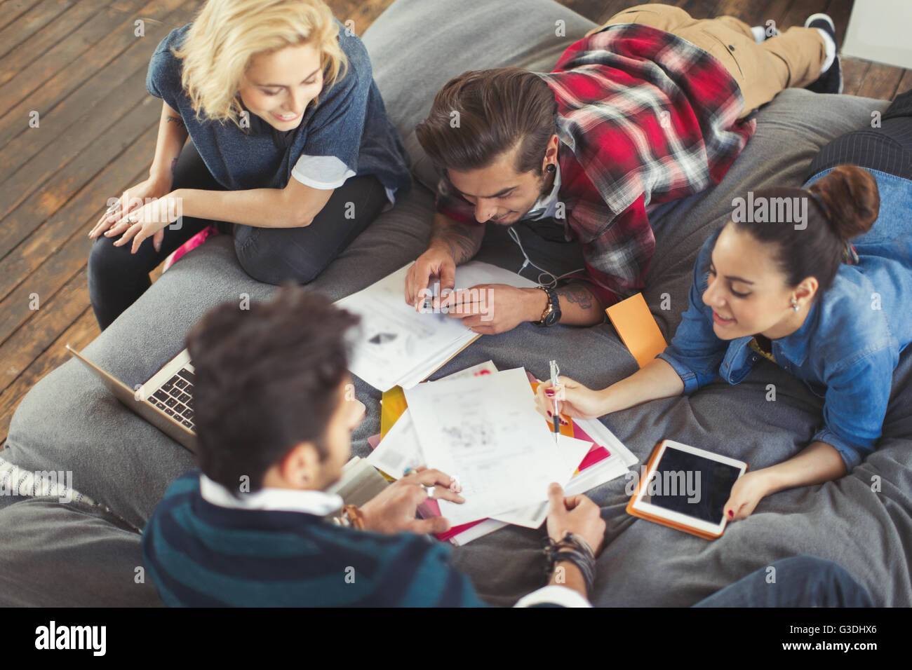 Gli studenti universitari che studiano sul letto Foto Stock