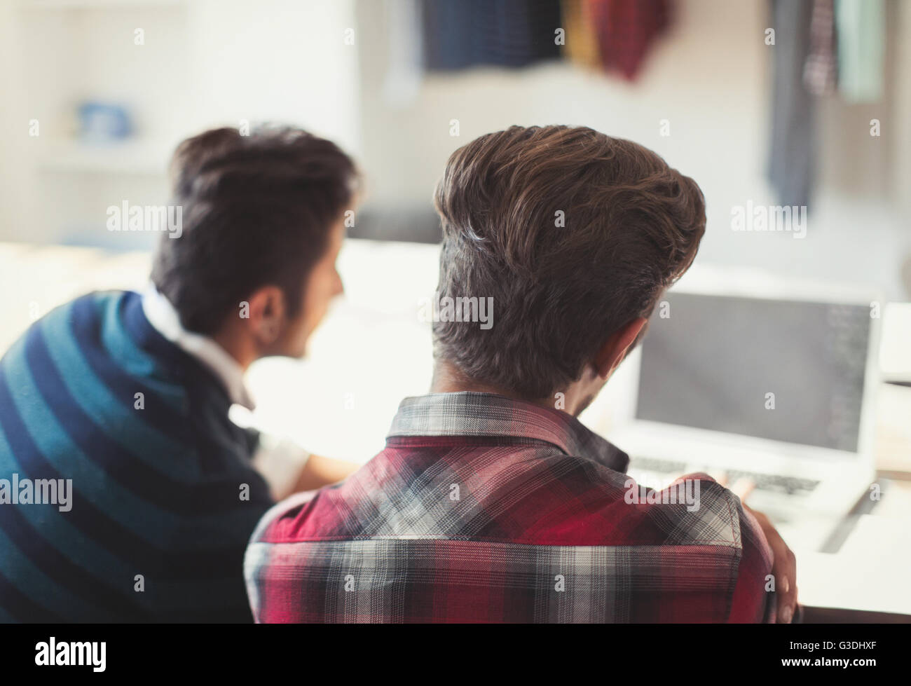 Creative giovani imprenditori lavora al computer portatile Foto Stock