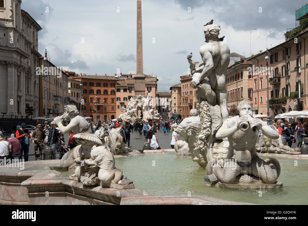 Italien, Rom, Piazza Navona, la Fontana del Moro (Mohrenbrunnen) ist der südliche der drei Brunnen und wurde von Giacomo della Porta Foto Stock