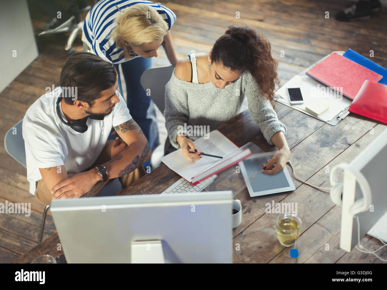 Creative young business persone per discutere dei documenti di office Foto Stock