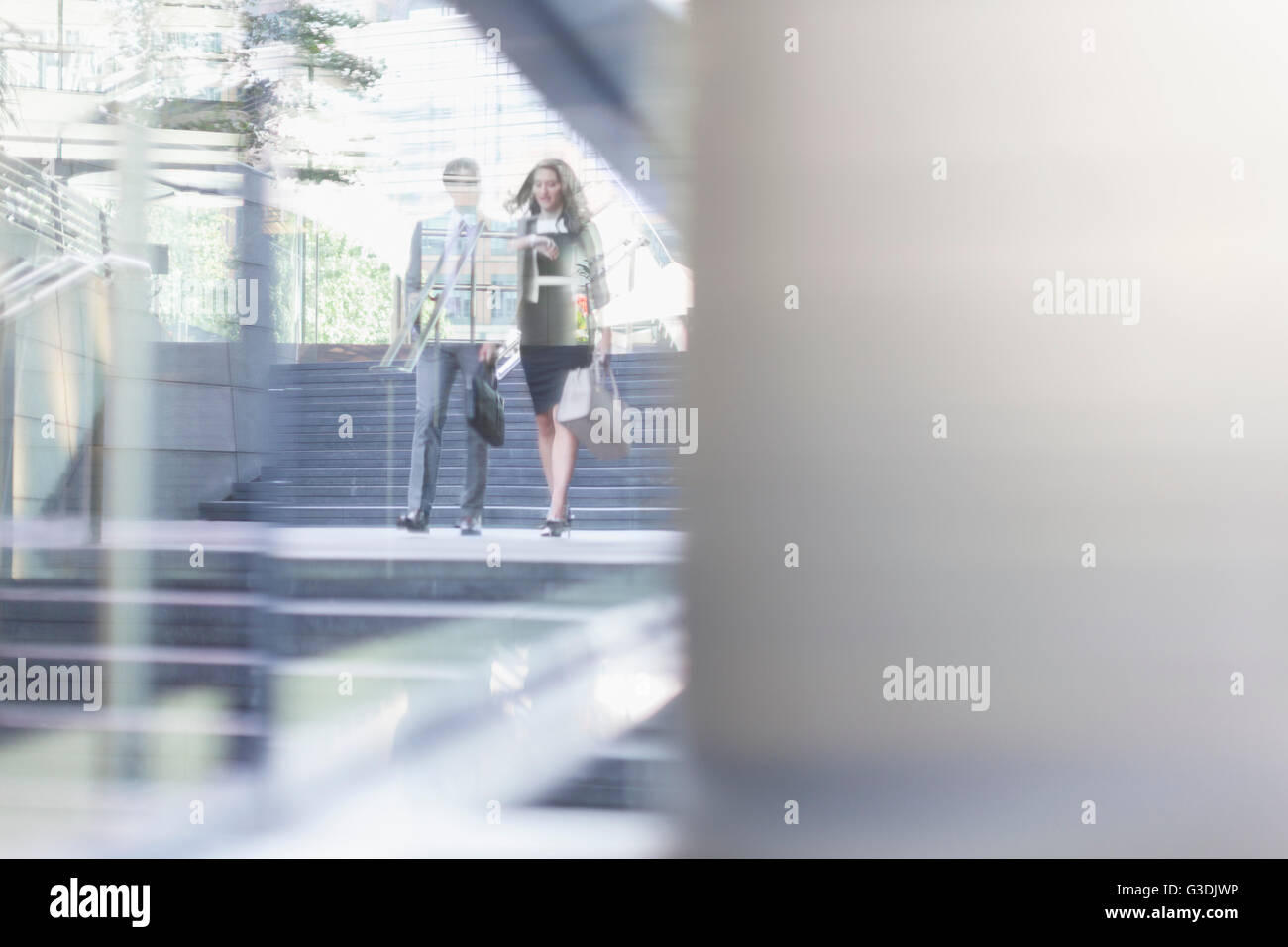 Corporate imprenditore e imprenditrice passeggiate all'aperto Foto Stock