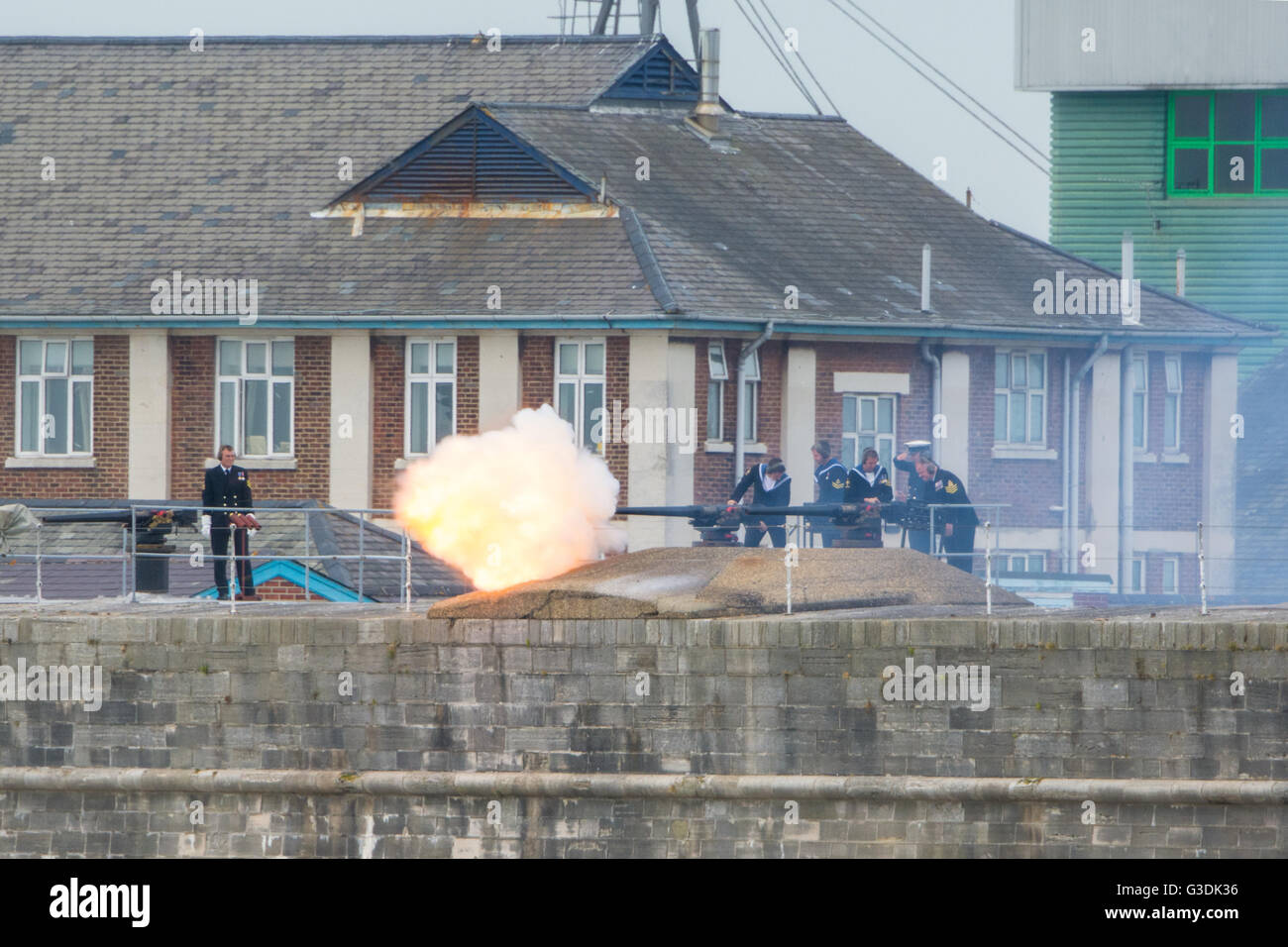 Un saluto reale della pistola della Marina per il 95° compleanno del Duca di Edimburgo, il 10 giugno 2016. Sparato da Fort Blockhouse, Gosport, Regno Unito. Foto Stock