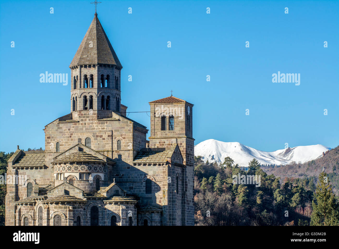 Notre-Dame-du-Mont-Cornadore de Saint-Nectaire nella parte anteriore della gamma della montagna del Sancy, Puy de Dome, Auvergne,Francia Foto Stock