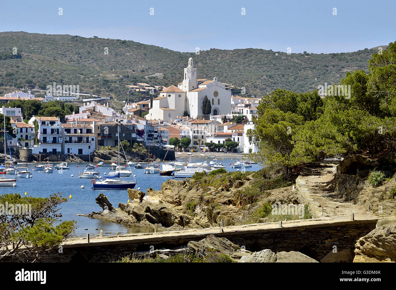 Porto e città di Cadaqués con la chiesa di Santa Maria, comune sulla Costa Brava a nord-est la Catalogna in Spagna Foto Stock