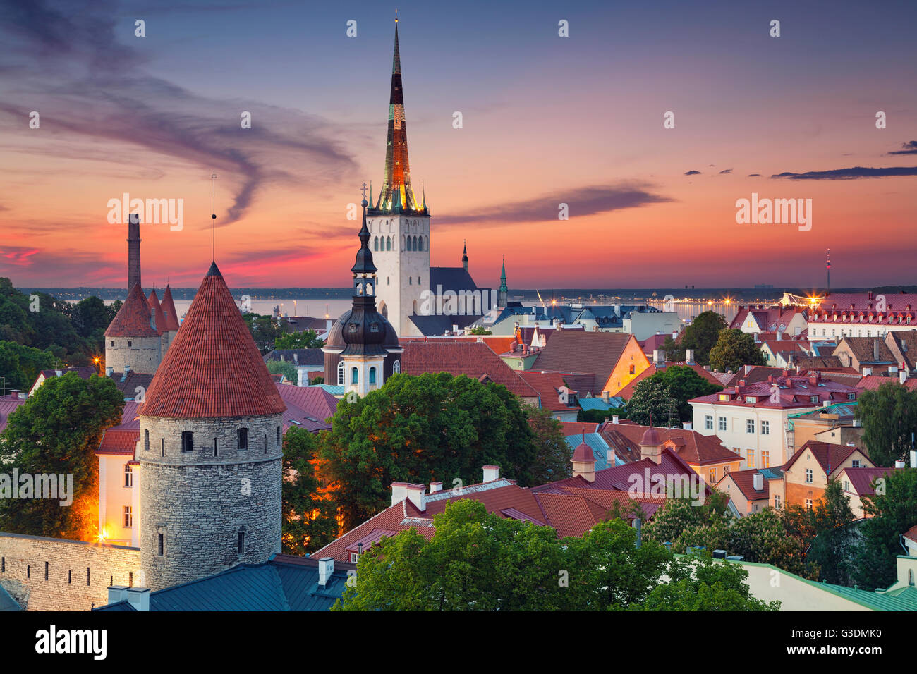 Tallinn. immagine della città vecchia di Tallinn in Estonia durante il tramonto. Foto Stock