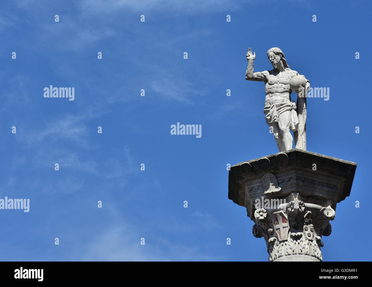 Statua del Cristo Redentore nella parte superiore di una colonna nel centro di Vicenza Foto Stock