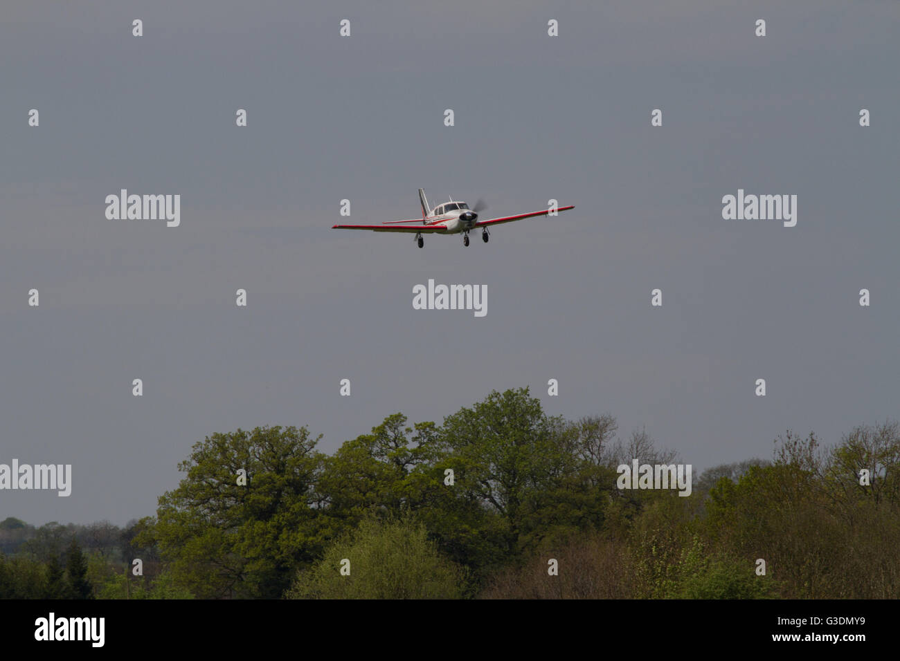 Singola elica aeromobili leggeri provenienti in terra. Wolverhampton Halfpenny Green Airport. Regno Unito Foto Stock