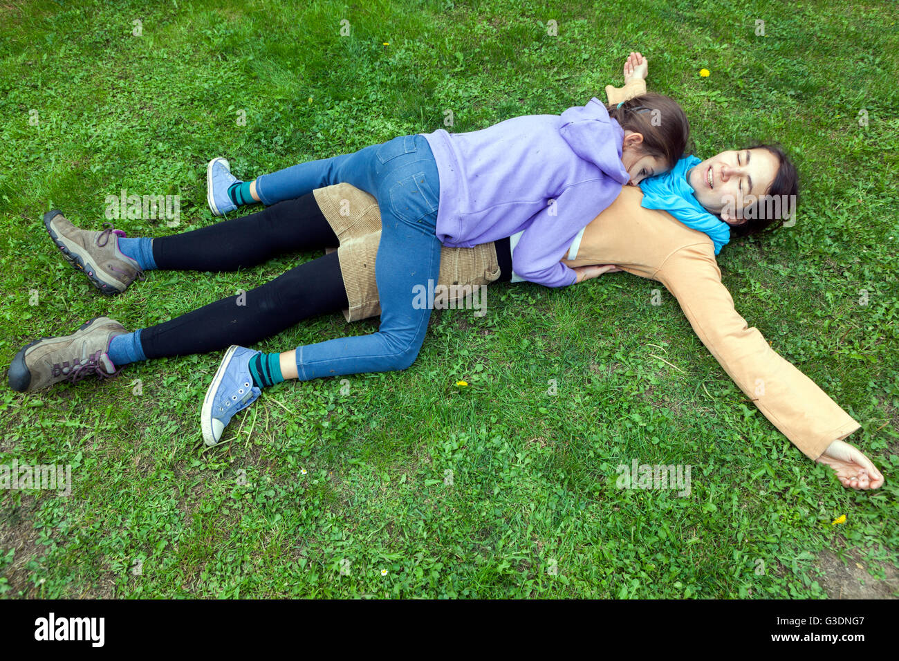 Madre che gioca con sua figlia in giardino, stile di vita familiare Foto Stock