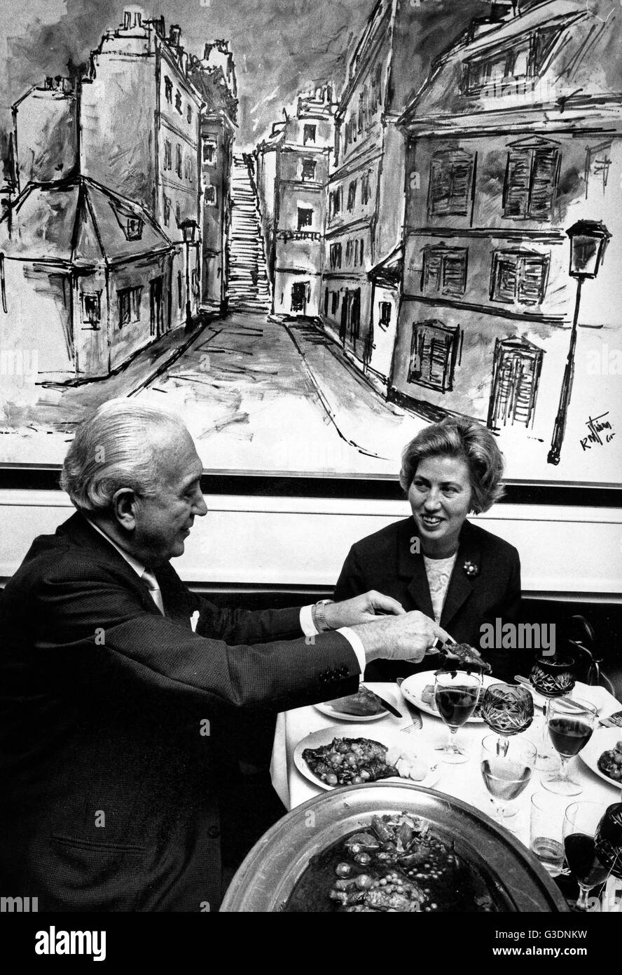 Hans Herbert Blatzheim im Restaurant, Deutschland 1960er Jahre. Foto Stock