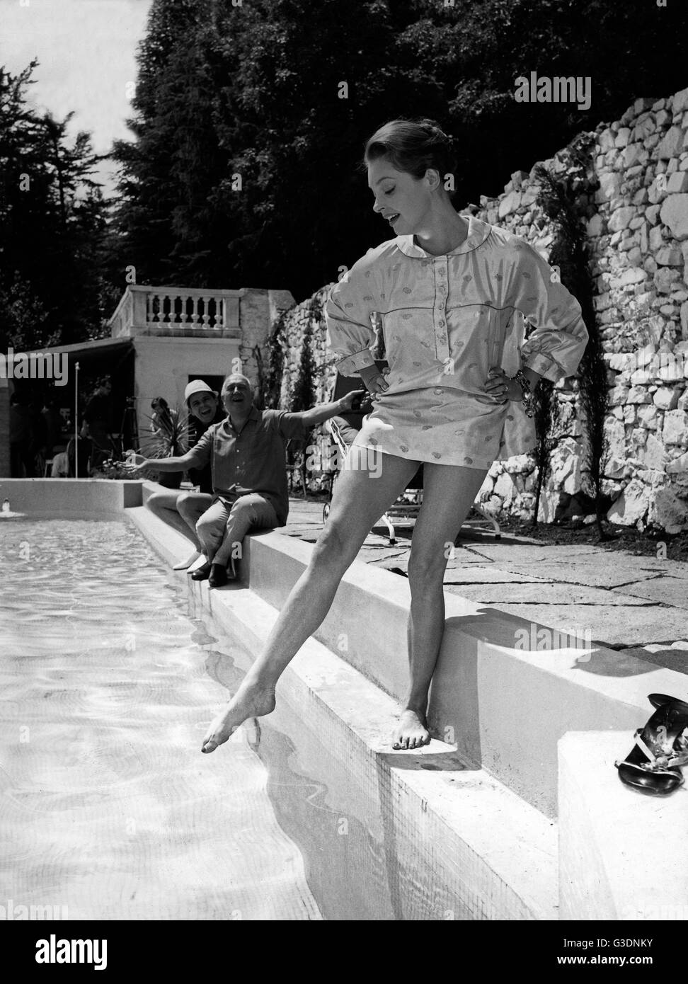 Am Swimmingpool des Blatzheim-Hotels 'Parc Palace' a Lugano (v. l.) Walter Giller, Hausherr Hans Herbert Blatzheim, Nadja Tiller, Schweiz 1960er Jahre. Foto Stock
