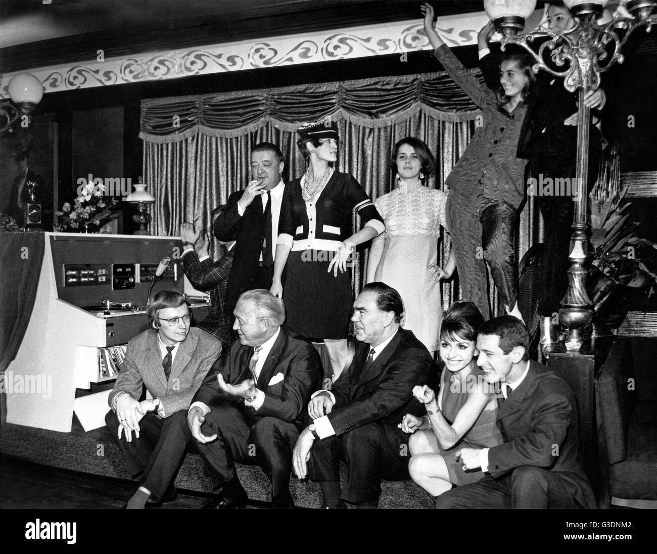Unternehmer Hans Herbert Blatzheim (2. v. l., sitzend) neben seinem Freund Max Schmeling bei der Eröffnung des 'Crazy Club' IN NORIMBERGA, Deutschland 1960er Jahre. Foto Stock