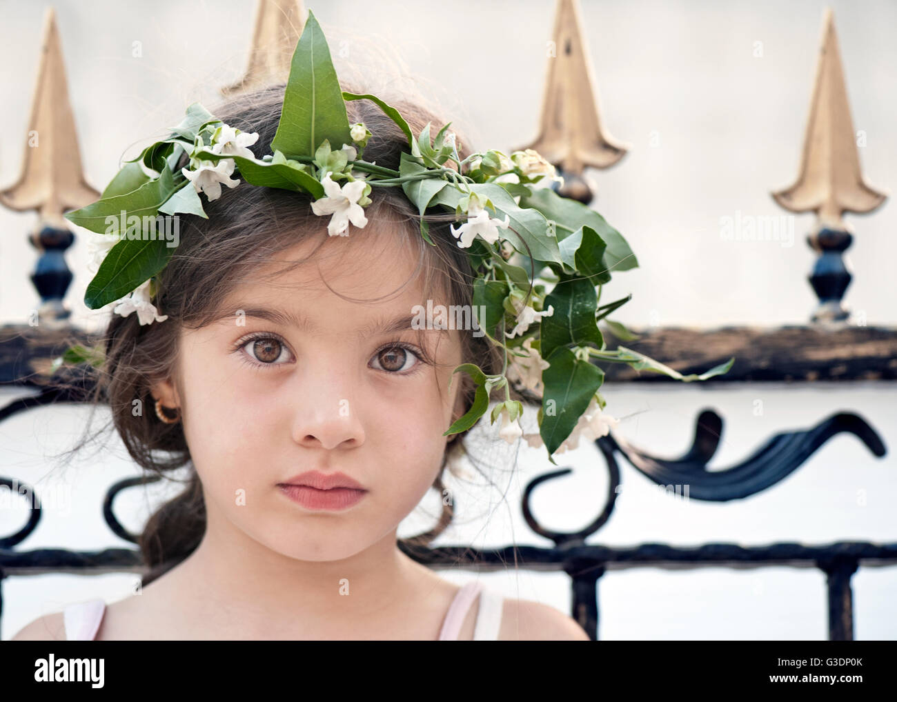 Bambino che indossa una corona di fiori Foto Stock