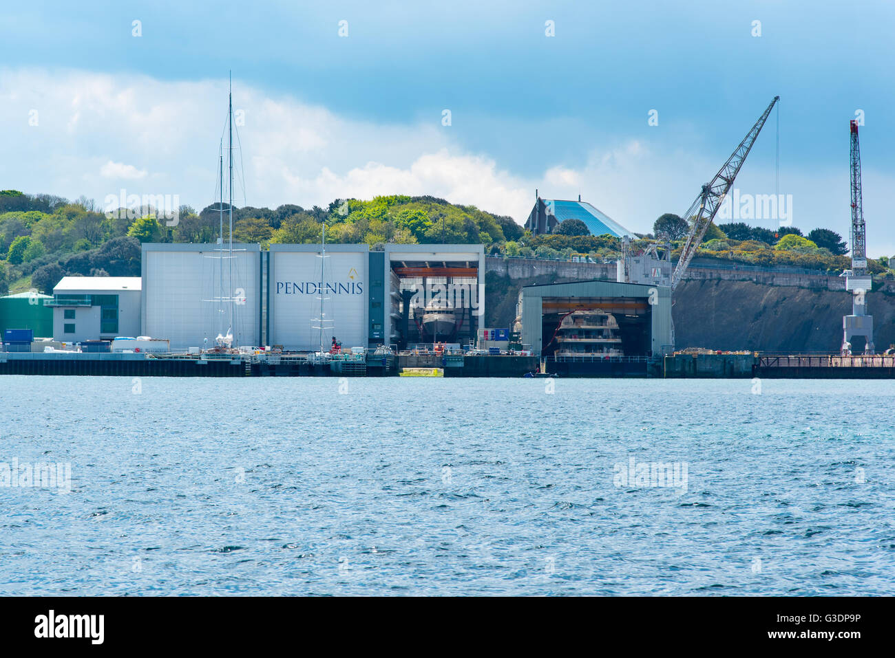 Il Pendennis Shipyard, Falmouth, Cornwall. Pendennis è un mondo di classe builder di yacht di lusso. Foto Stock