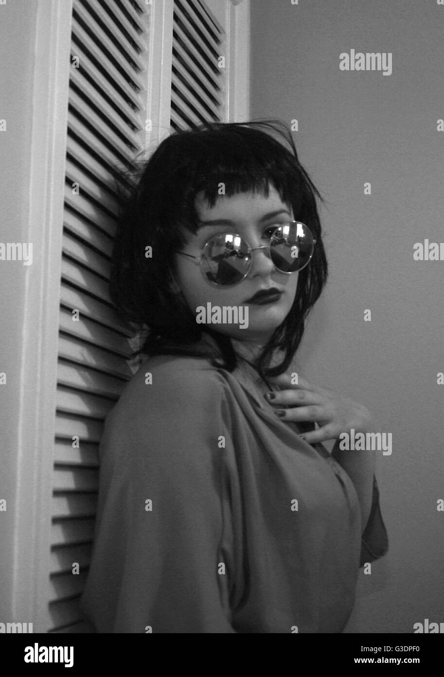 1970, 1960, 60s, settanta donna vintage, ritratto di una donna, la fotografia in bianco e nero, vecchio stile, 70s moda, vecchia scuola Foto Stock