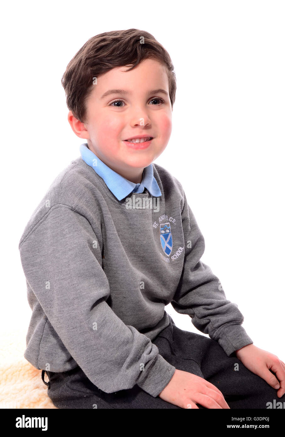 Ragazzo intelligente in uniforme scolastica Foto Stock