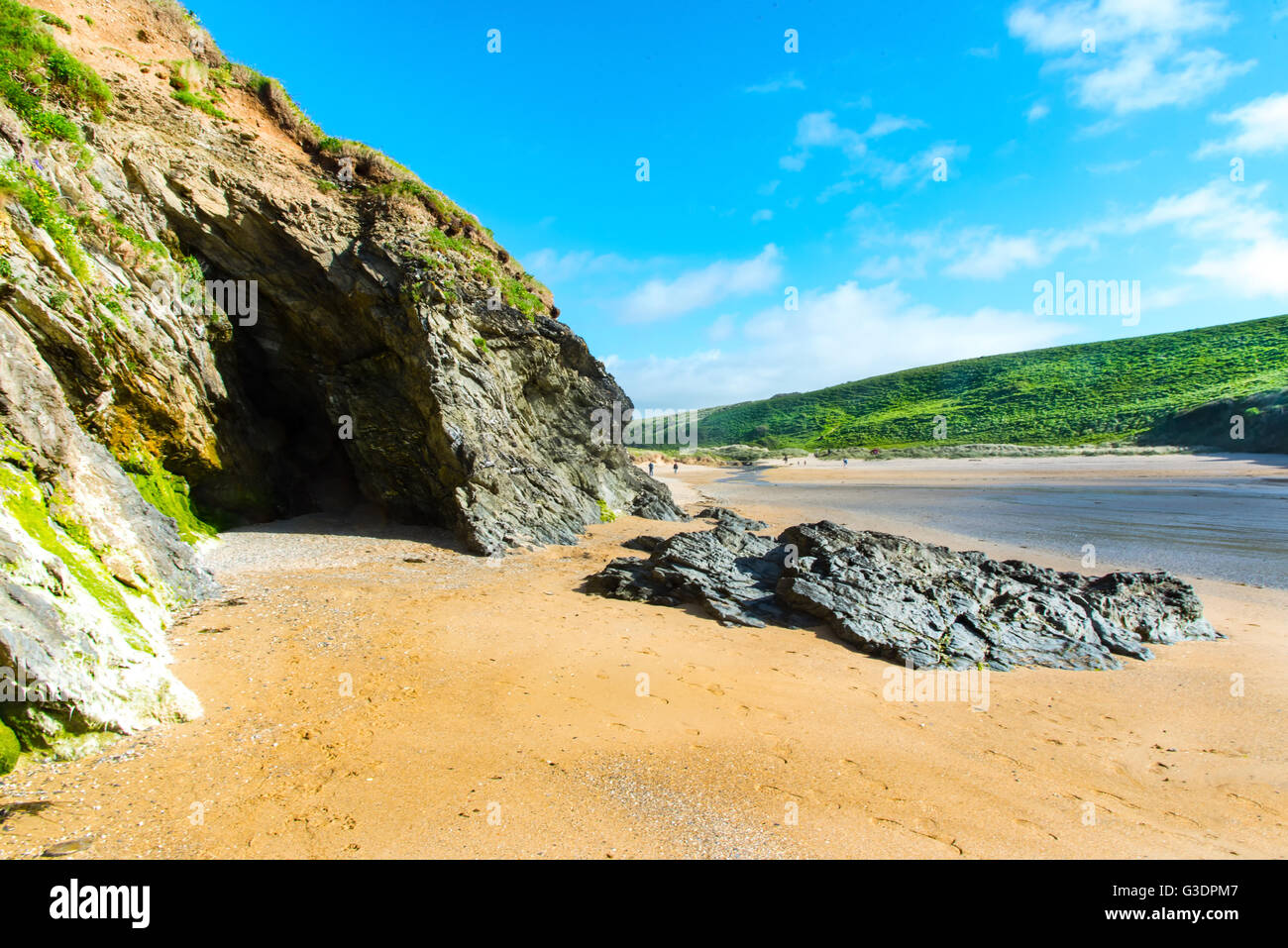 Grotta marina a Polly scherzo o Porth Scherzo, una piccola spiaggia tra Newquay e Perranporth, Cornwall, Regno Unito. Foto Stock