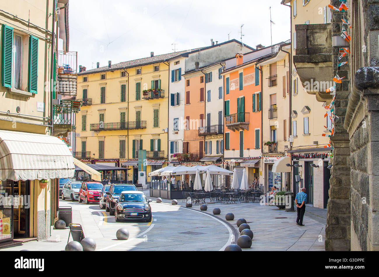 Porretta Terme, Italia - 2 Agosto 2015 - gli edifici colorati, automobili parcheggiate e la gente a piedi nella città sulla via principale Foto Stock