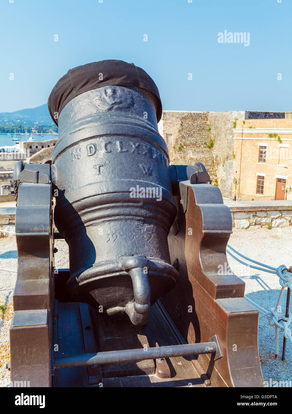 Canon antichi all'interno della fortezza vecchia, Corfu, l'isola di Corfù, Grecia Foto Stock