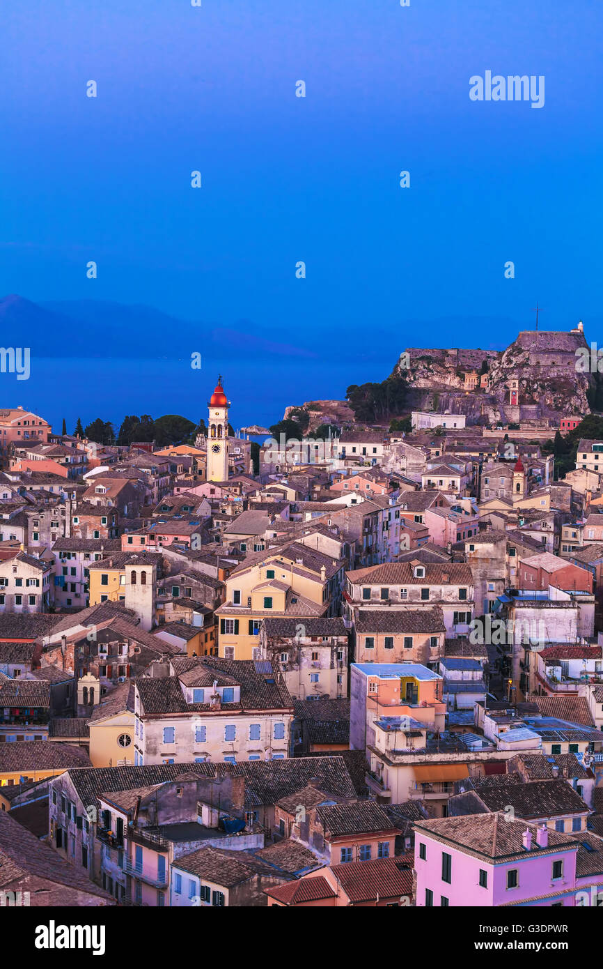 Vista aerea dalla nuova fortezza sulla città di notte, Corfù Foto Stock