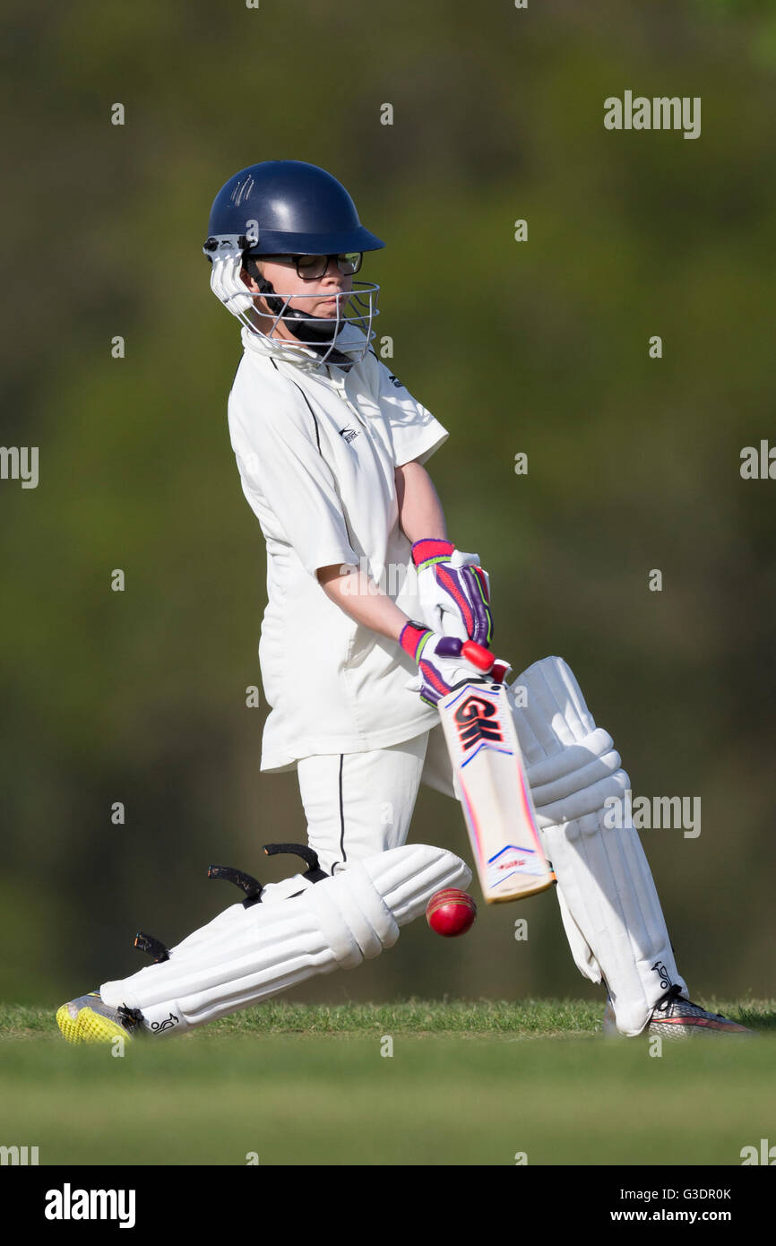 Marnhull Cricket Club - Dorset - Inghilterra. Marnhull CC junior player batting. Foto Stock