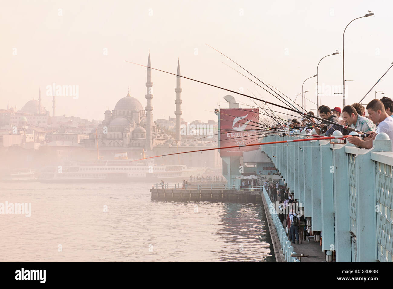 Pesca sul Ponte di Galata a Istanbul Foto Stock