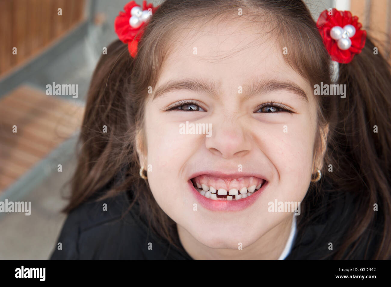 Felice senza denti bambina Foto Stock