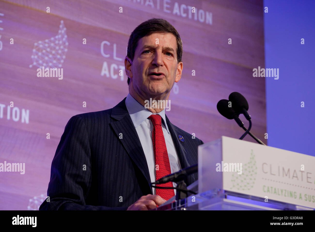 David W Rivkin, presidente della International Bar Association, parlando in azione per il clima 2016 - Washington DC, Stati Uniti d'America Foto Stock