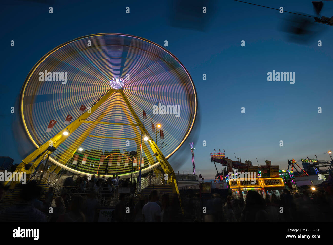 Ruota panoramica Ferris e altre corse di notte, Calgary Stampede Midway, Calgary, Alberta, Canada Foto Stock