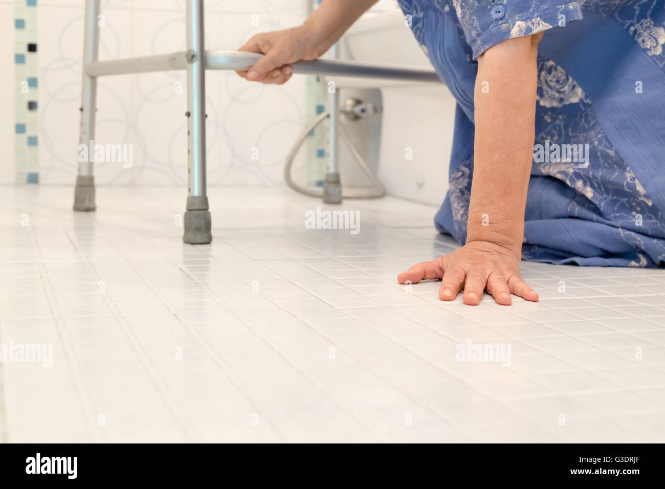Donna anziana caduta in bagno a causa di superfici scivolose Foto Stock