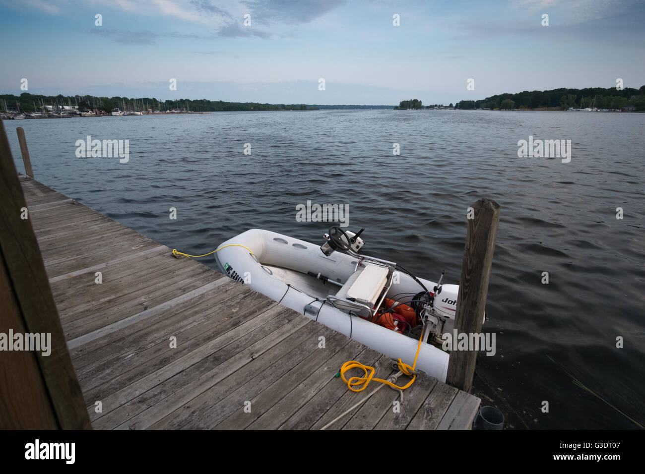 Il lancio del motore legato fino al Whitehall municipal marina sul lago Bianco. Foto Stock