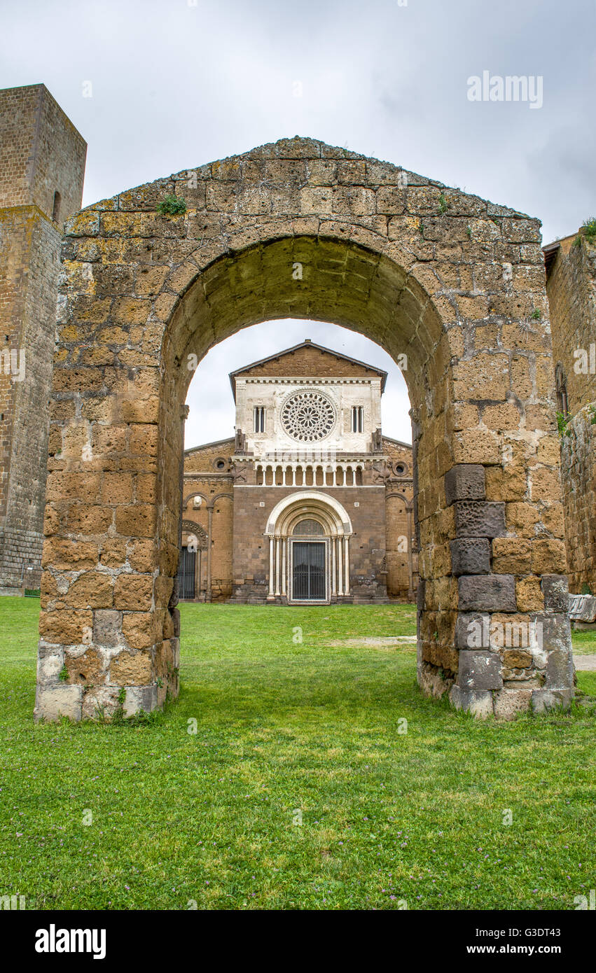 Tuscania chiesa arc - Viterbo - Viaggiare in Italia Foto Stock