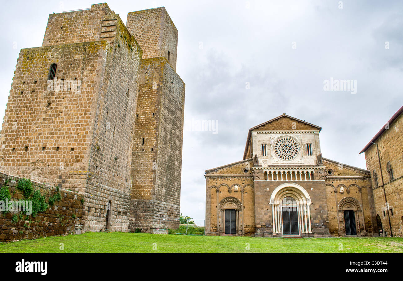 Tuscania torri della chiesa - Viterbo - Viaggiare in Italia Foto Stock