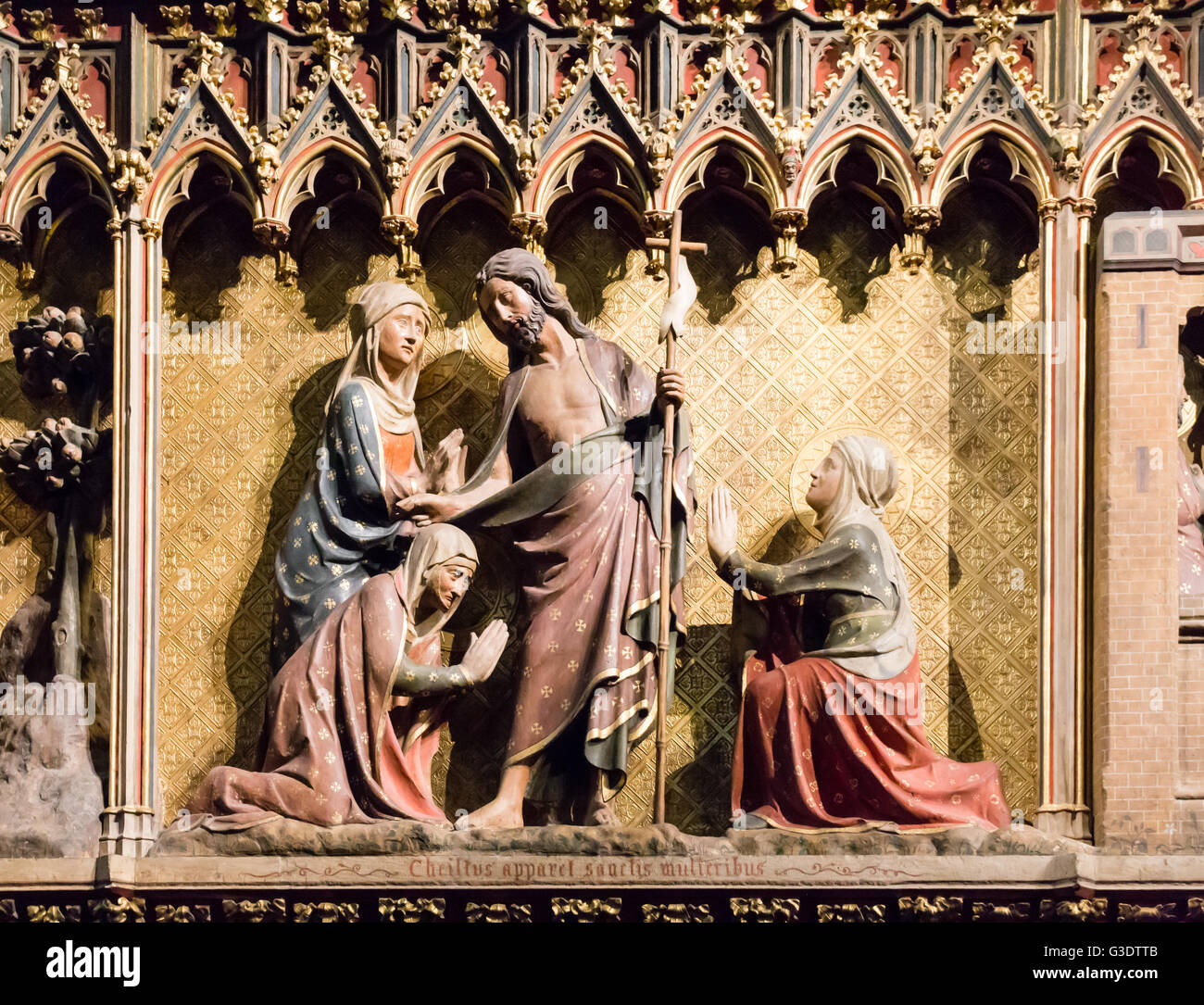 Scultura in legno di Cristo che appare alla santa donna. Cattedrale di Notre Dame di Parigi, Francia. Foto Stock