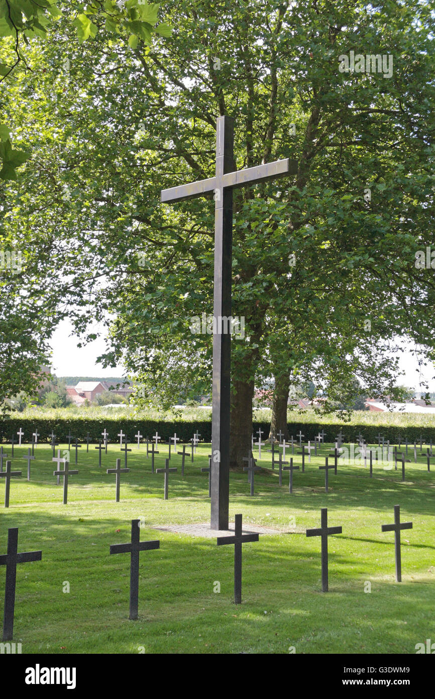 La croce centrale memorial nel Cimitero di Guerra Tedesco Illies, Illies, Nord-Pas de Calais, Francia. Foto Stock