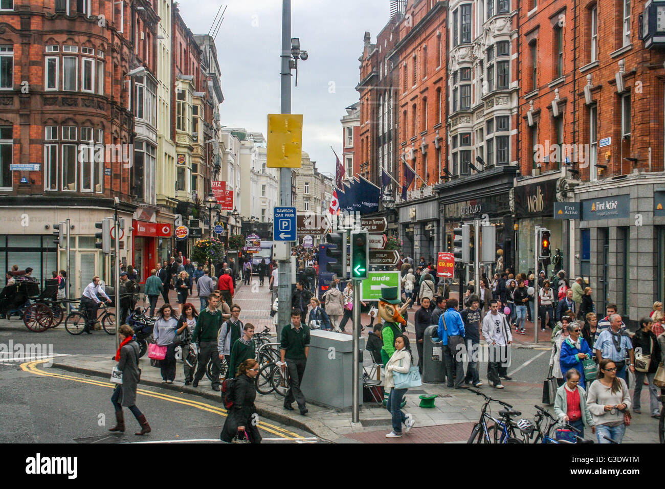 Dublino, Irlanda strada trafficata all'ora di punta. La gente si affretta, lo shopping, il piacere della giornata. Foto Stock