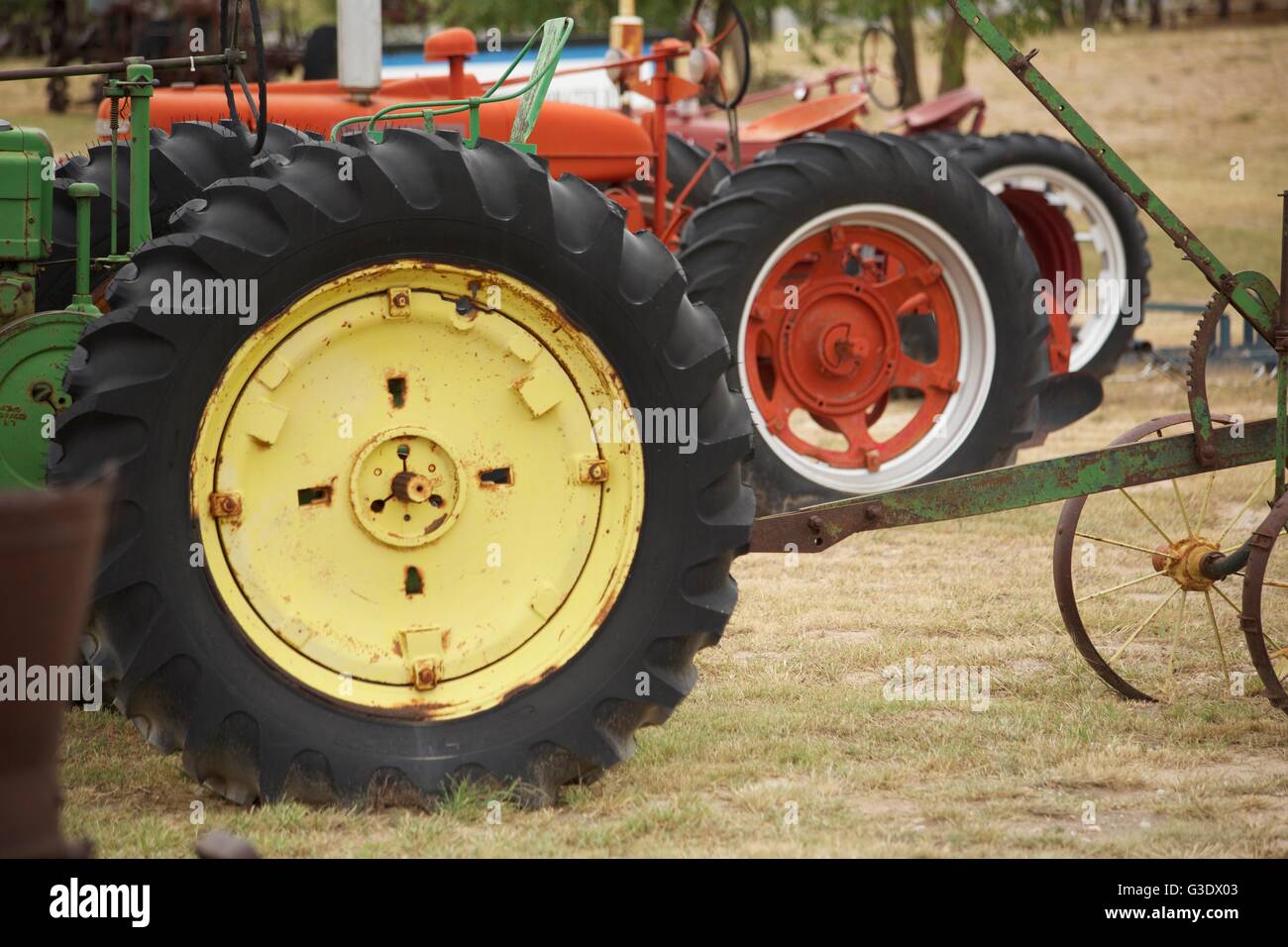 Pesanti Attrezzature agricole impilati che mostra grandi ruote e pneumatici. Foto Stock