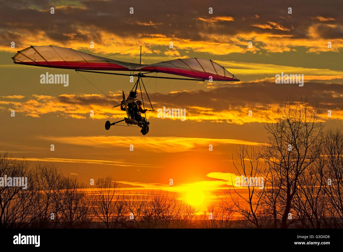 I motorizzati deltaplano volare al tramonto Foto Stock