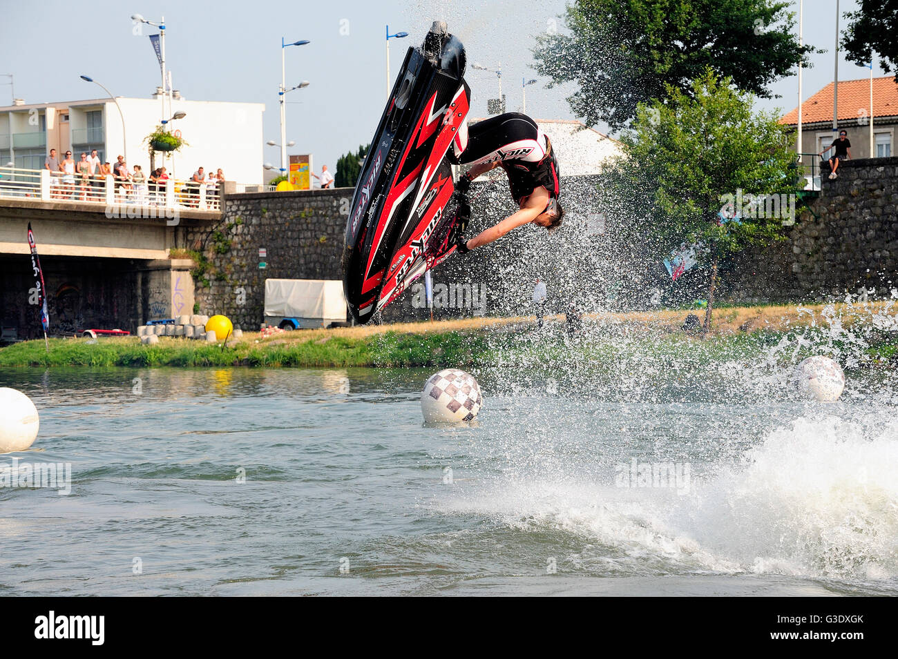 Ales - Francia - in luglio 14th, 2013 - Campionato di Francia di Jet Ski sul fiume Gardon. categoria di sollevamento o freestyle Foto Stock