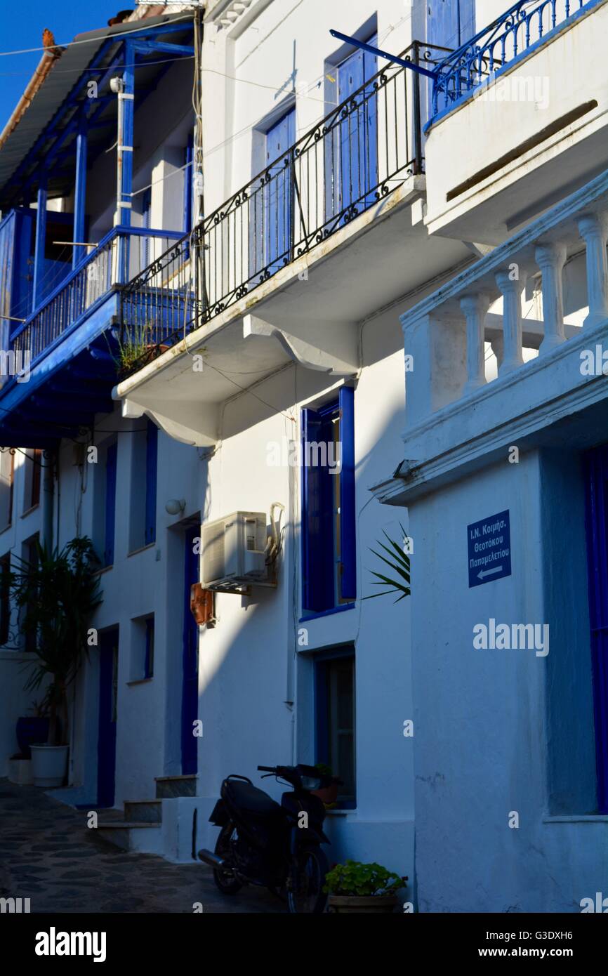 Street e case di città di Skopelos sull'isola greca di Skopelos Foto Stock