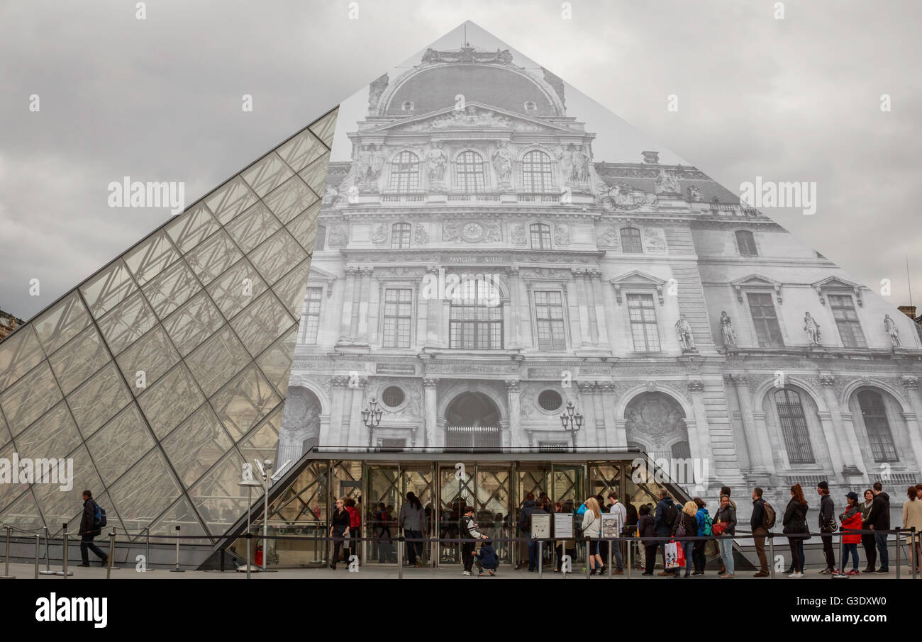 I turisti in una coda presso la Piramide del Louvre per acquistare i biglietti per il museo del Louvre Foto Stock