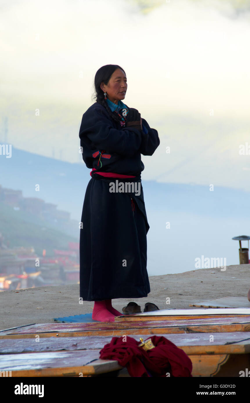 La preghiera a Larung Gar Istituto Buddista Foto Stock