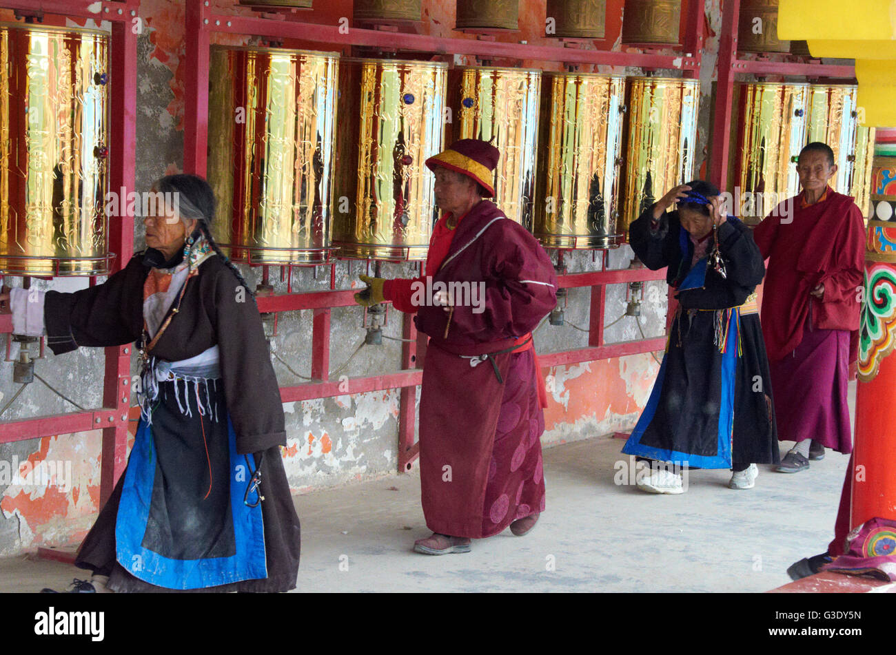 Preghiere la filatura ruote della preghiera a Larung Gar Istituto Buddista Foto Stock