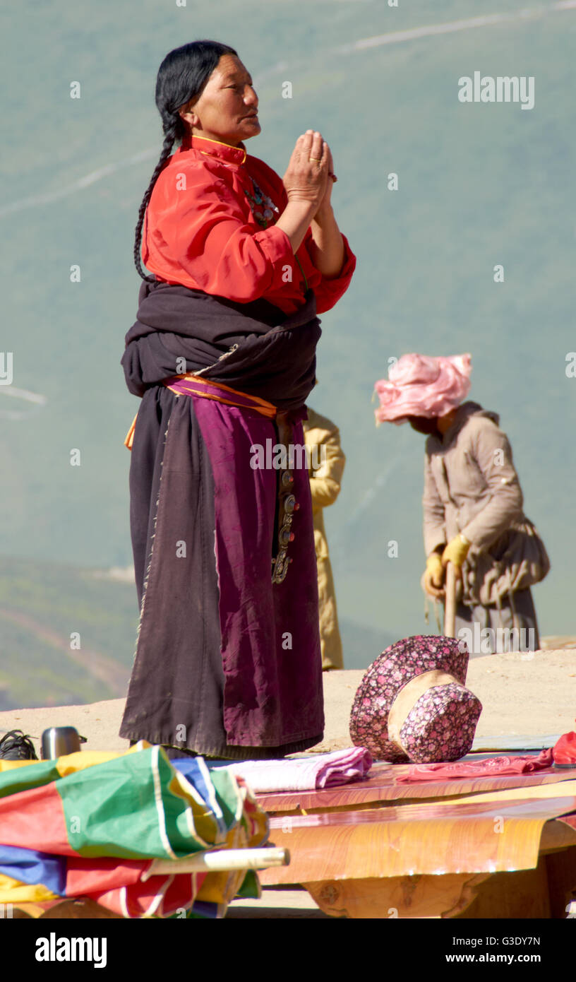 La preghiera a Larung Gar Istituto Buddista Foto Stock